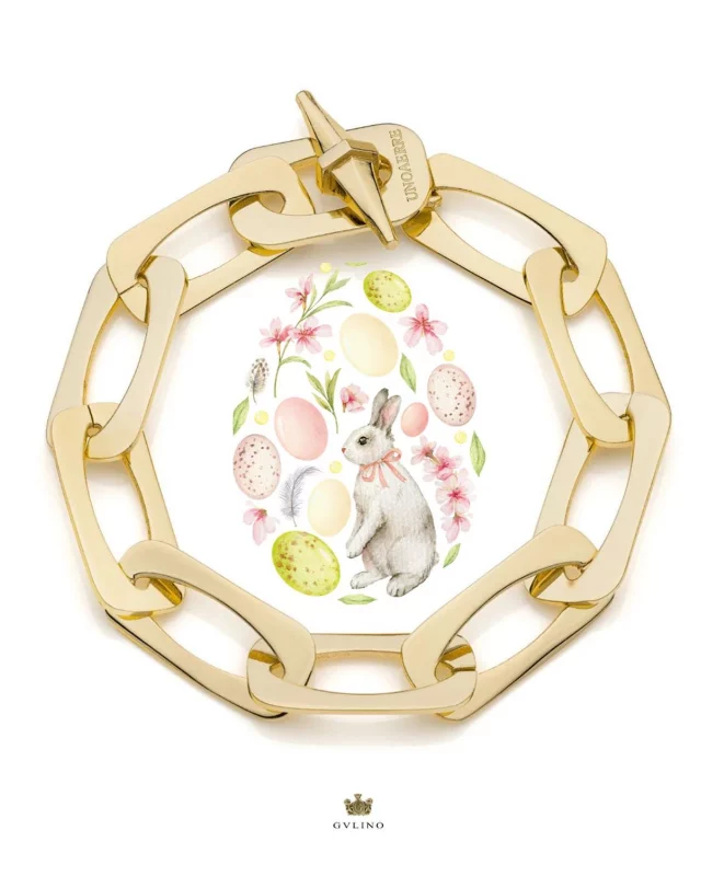 Esalta ogni tuo look con la linea audace di questo bracciale con catena a maglie squadrate piatte e chiusura a T-bar. Il suo design geometrico e minimal catturerà ogni sguardo senza bisogno di dettagli aggiuntivi né inutili decori. 💫 

🛍 https://gulinogioielli.com/prodotto/bracciale-unoaerre-a-maglia-piatta-in-bronzo-dorato-giallo/
 
📲0761 477208
📍 Via Roma 15 / 17 Vetralla (VT)
📦 Spedizioni in tutta Italia in 24/48h oppure all’estero.
📩 gioielleriagulino@gmail.com